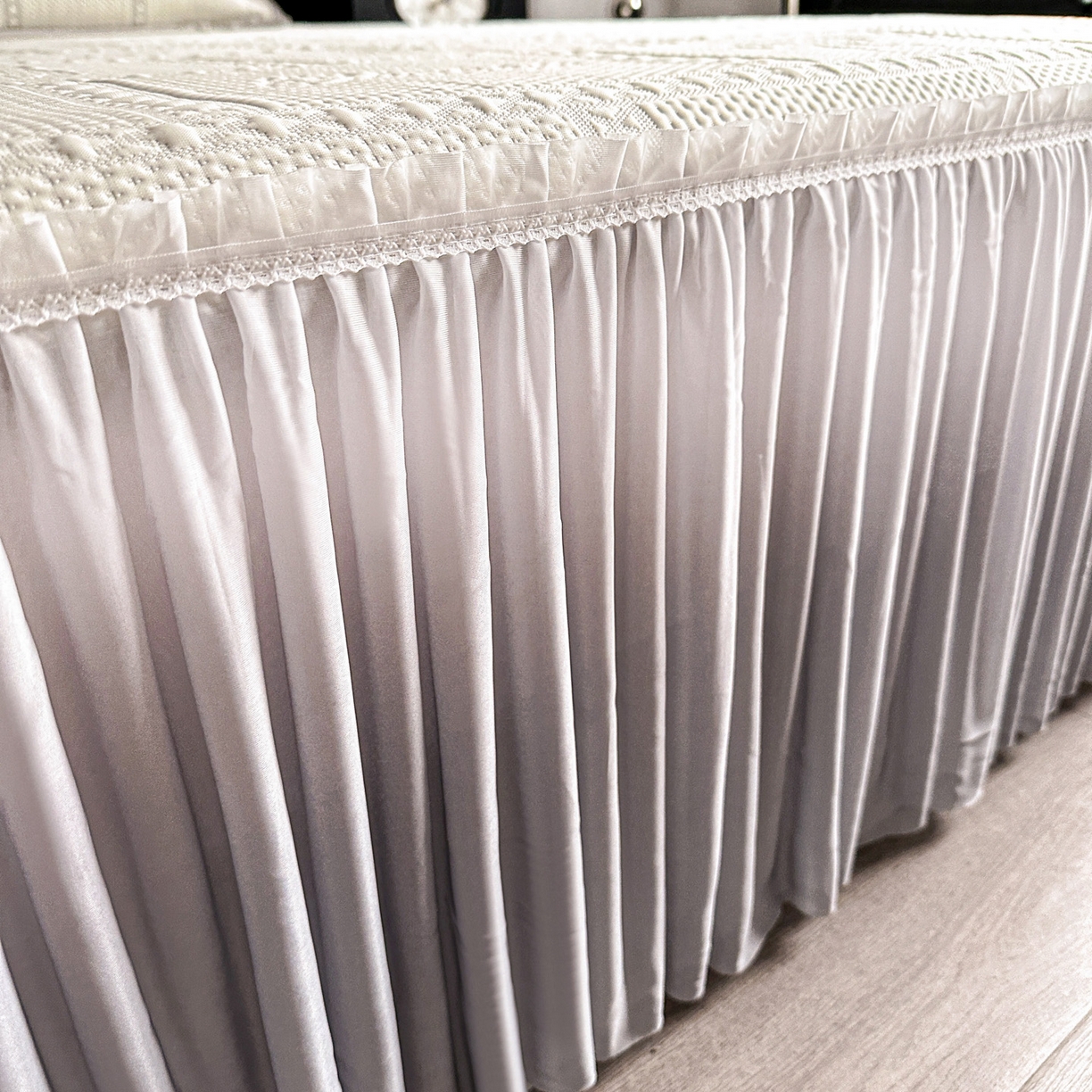 91家纺网 家纺一手货源 找家纺 富馨莱 2026春夏新款PE乙纶高克重冰豆豆席凉感凉席单件床裙三件套支持一件定做尺寸 花蝶-灰