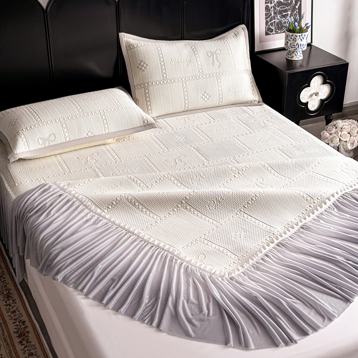 91家纺网 家纺一手货源 找家纺 富馨莱 2026春夏新款PE乙纶高克重冰豆豆席凉感凉席单件床裙三件套支持一件定做尺寸 花蝶-灰