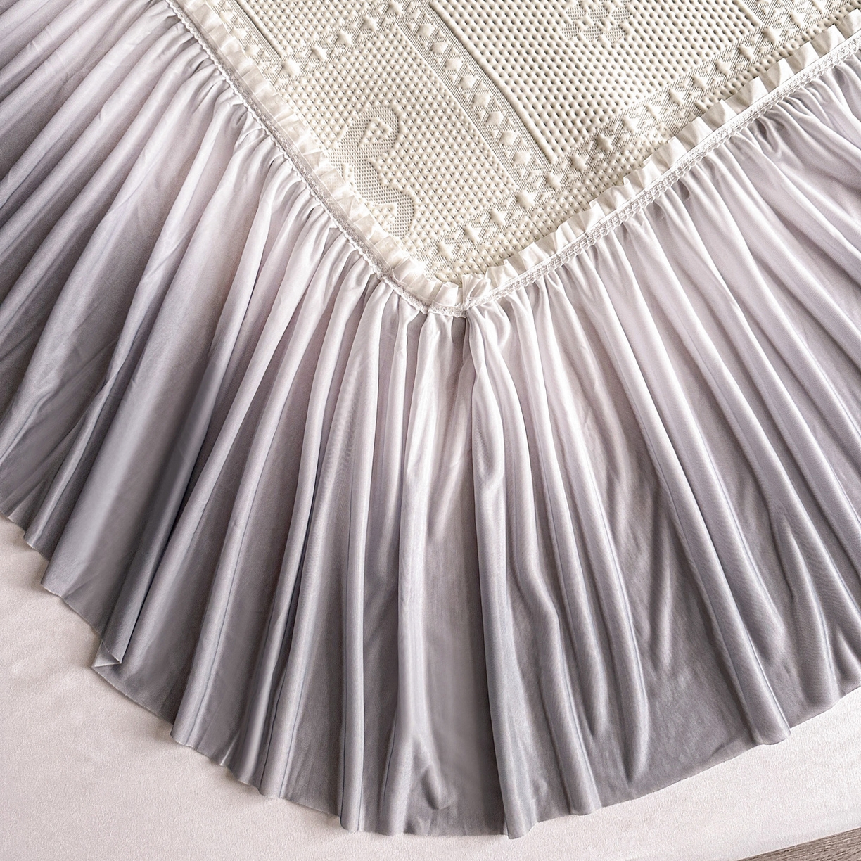 91家纺网 家纺一手货源 找家纺 富馨莱 2026春夏新款PE乙纶高克重冰豆豆席凉感凉席单件床裙三件套支持一件定做尺寸 花蝶-灰