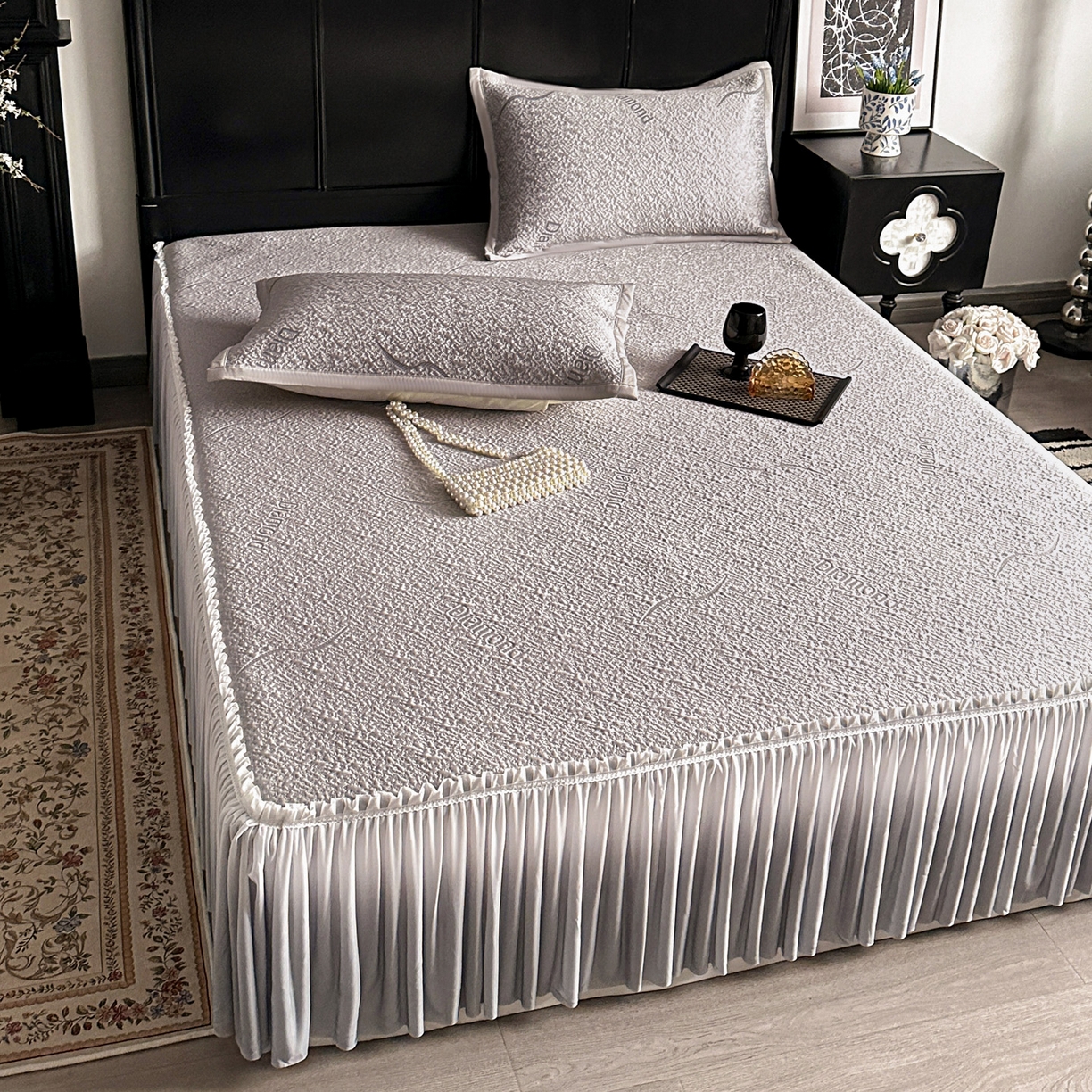 91家纺网 家纺一手货源 找家纺 富馨莱 2026春夏新款PE乙纶高克重冰豆豆席凉感凉席单件床裙三件套支持一件定做尺寸 寻意-灰