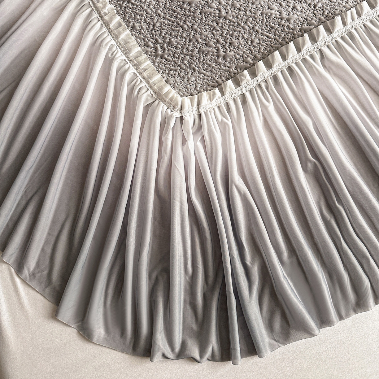 91家纺网 家纺一手货源 找家纺 富馨莱 2026春夏新款PE乙纶高克重冰豆豆席凉感凉席单件床裙三件套支持一件定做尺寸 寻意-灰