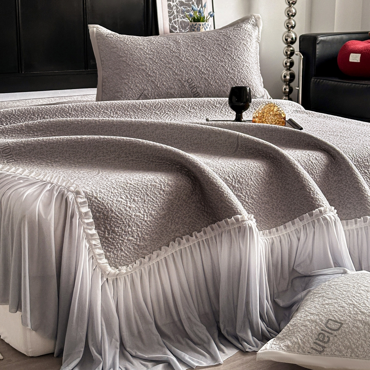 91家纺网 家纺一手货源 找家纺 富馨莱 2026春夏新款PE乙纶高克重冰豆豆席凉感凉席单件床裙三件套支持一件定做尺寸 寻意-灰