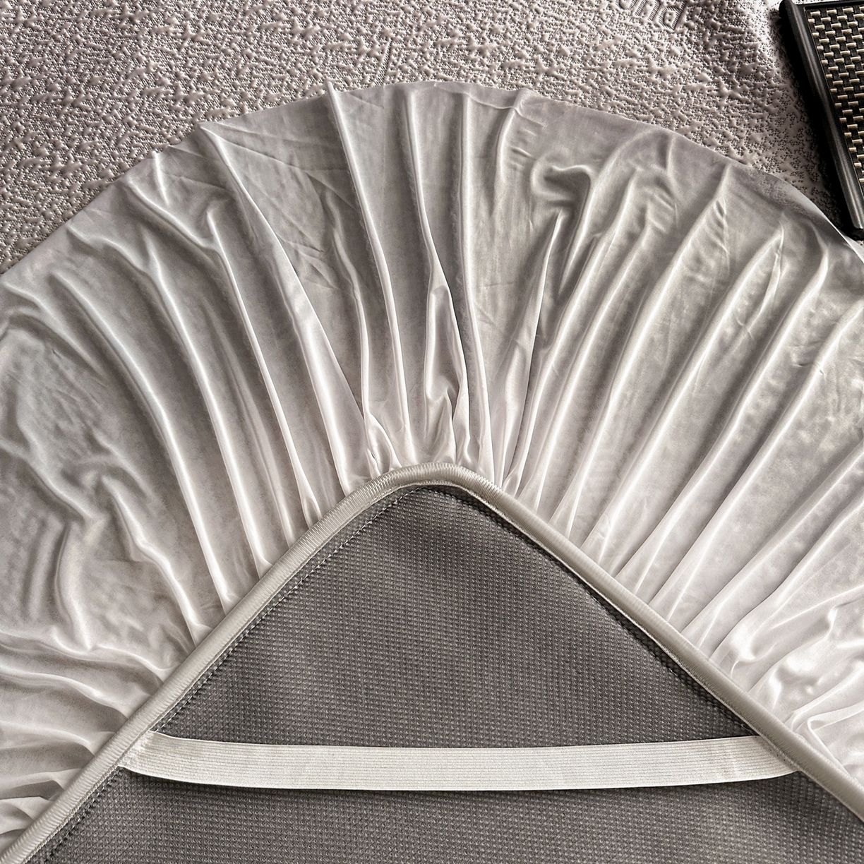 91家纺网 家纺一手货源 找家纺 富馨莱 2026春夏新款PE乙纶高克重冰豆豆席凉感凉席单件床裙三件套支持一件定做尺寸 寻意-灰