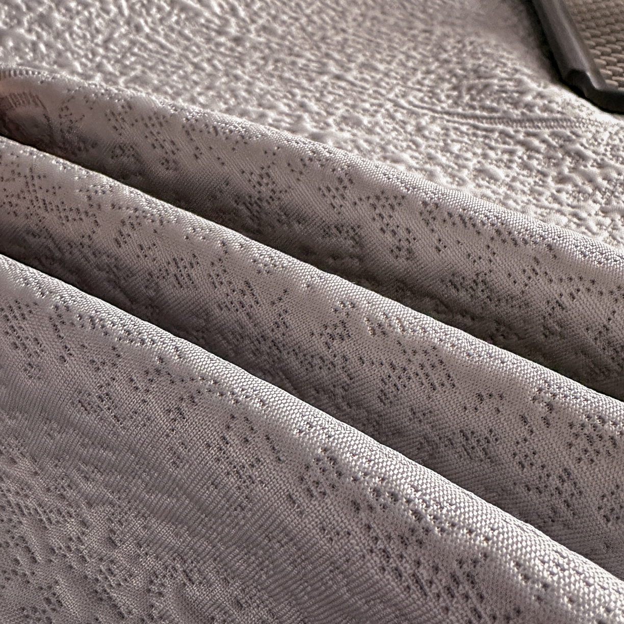 91家纺网 家纺一手货源 找家纺 富馨莱 2026春夏新款PE乙纶高克重冰豆豆席凉感凉席单件床裙三件套支持一件定做尺寸 寻意-灰