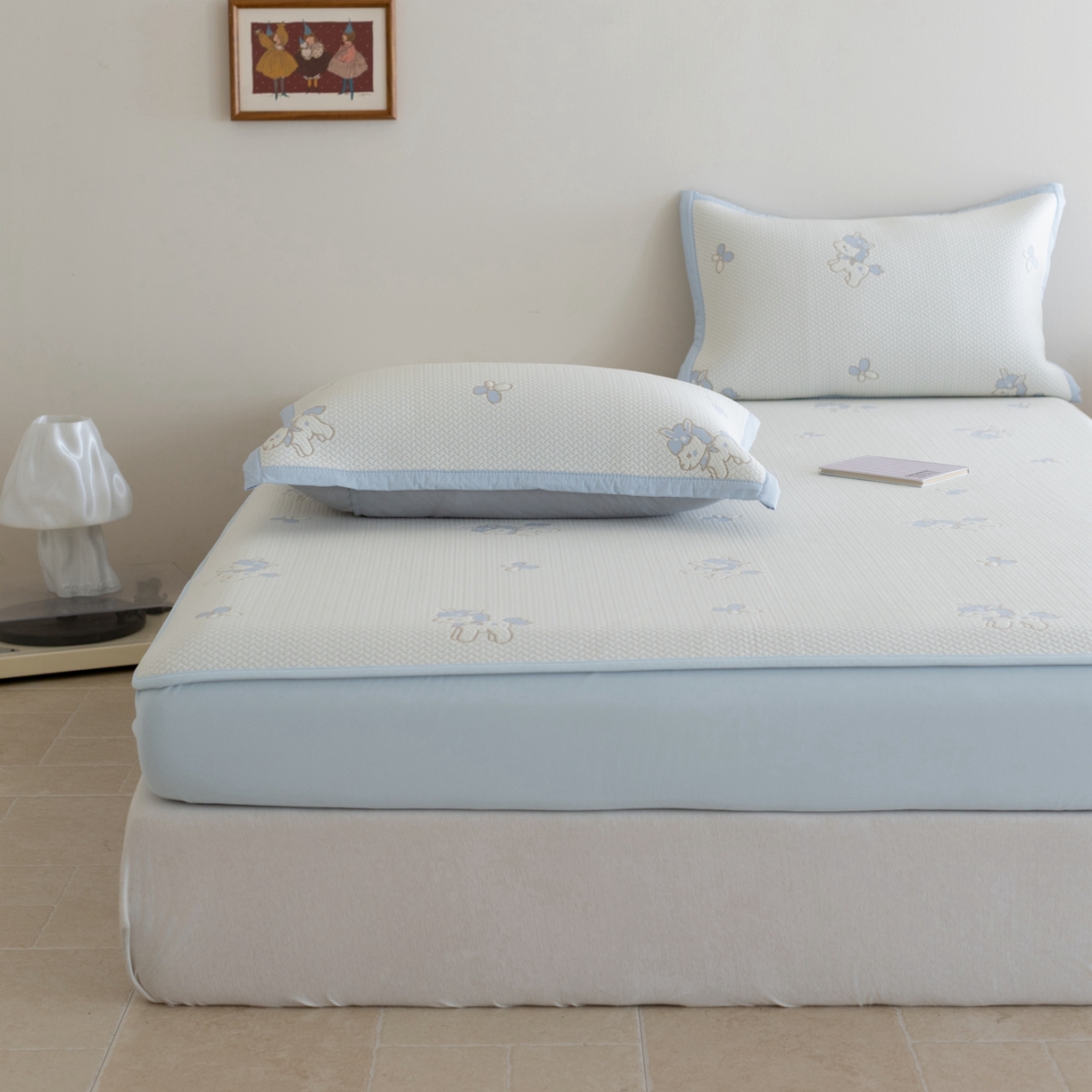 91家纺网 家纺一手货源 找家纺 云上 2026新款冷萃丝三明治凉感席凉席席子-卡通系列 小马床笠款-蓝色