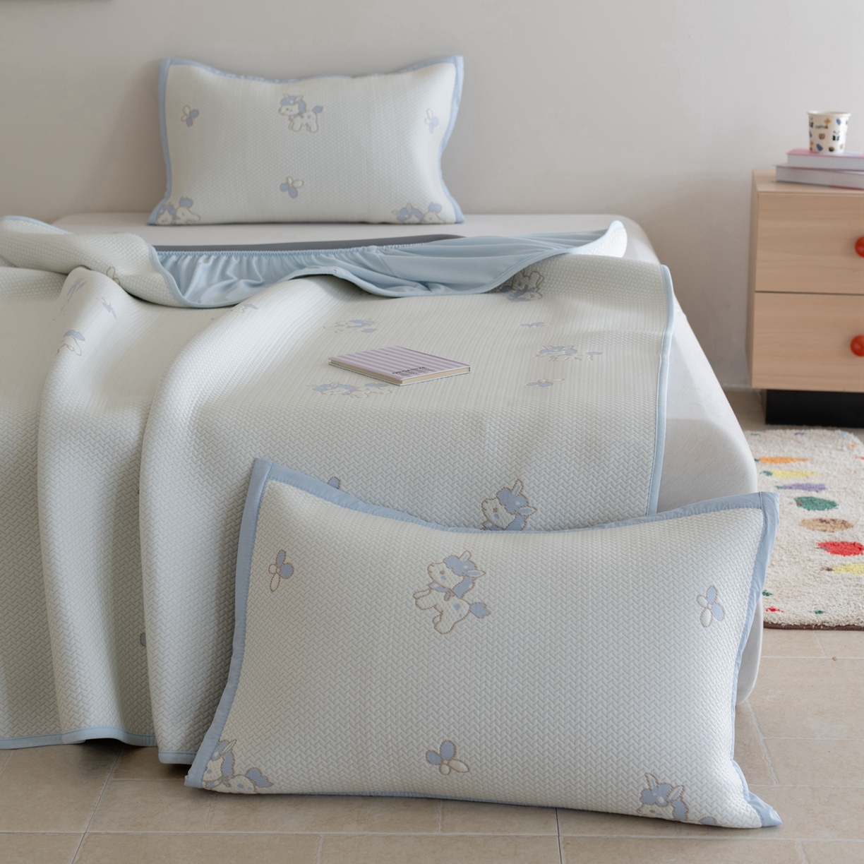 91家纺网 家纺一手货源 找家纺 云上 2026新款冷萃丝三明治凉感席凉席席子-卡通系列 小马床笠款-蓝色