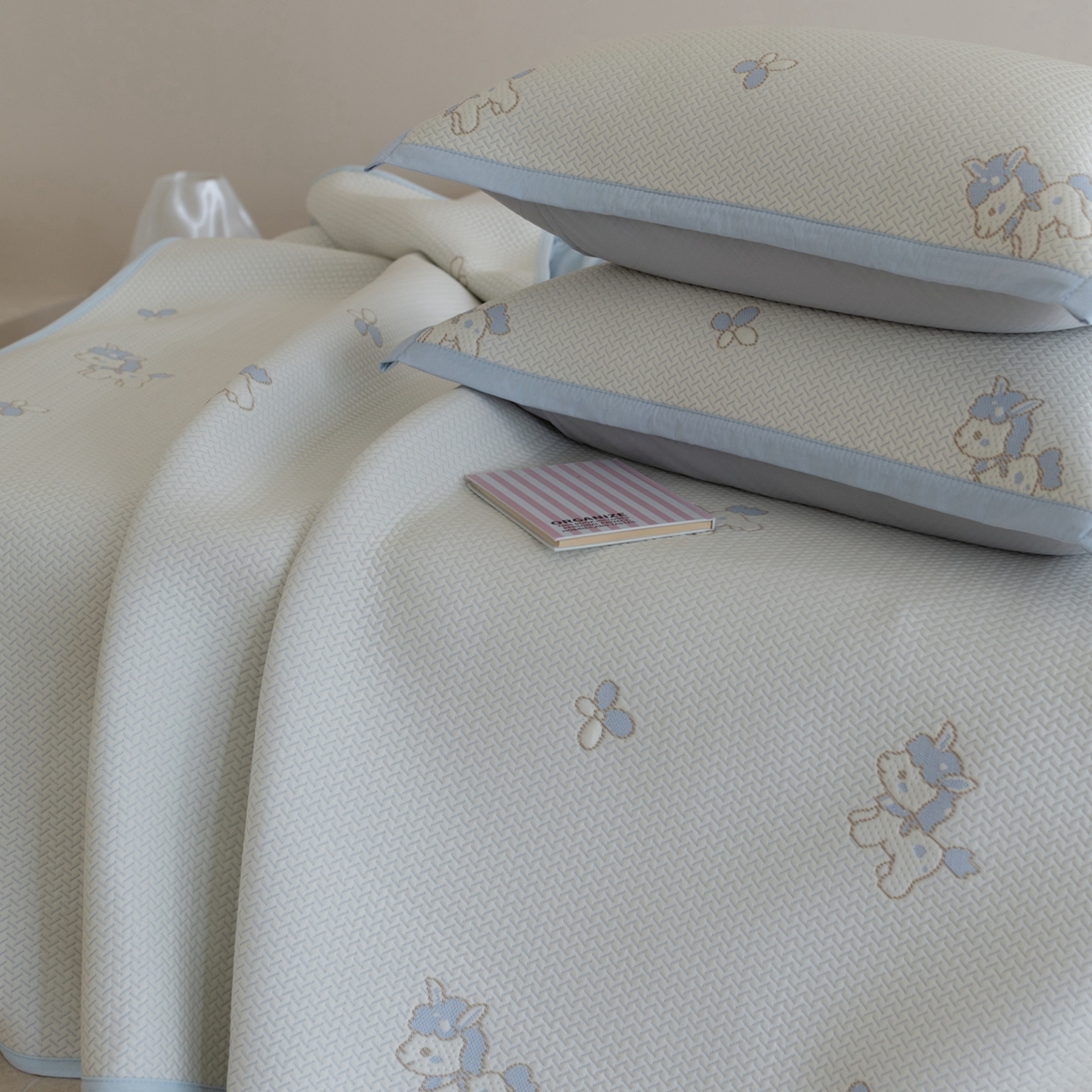 91家纺网 家纺一手货源 找家纺 云上 2026新款冷萃丝三明治凉感席凉席席子-卡通系列 小马床笠款-蓝色