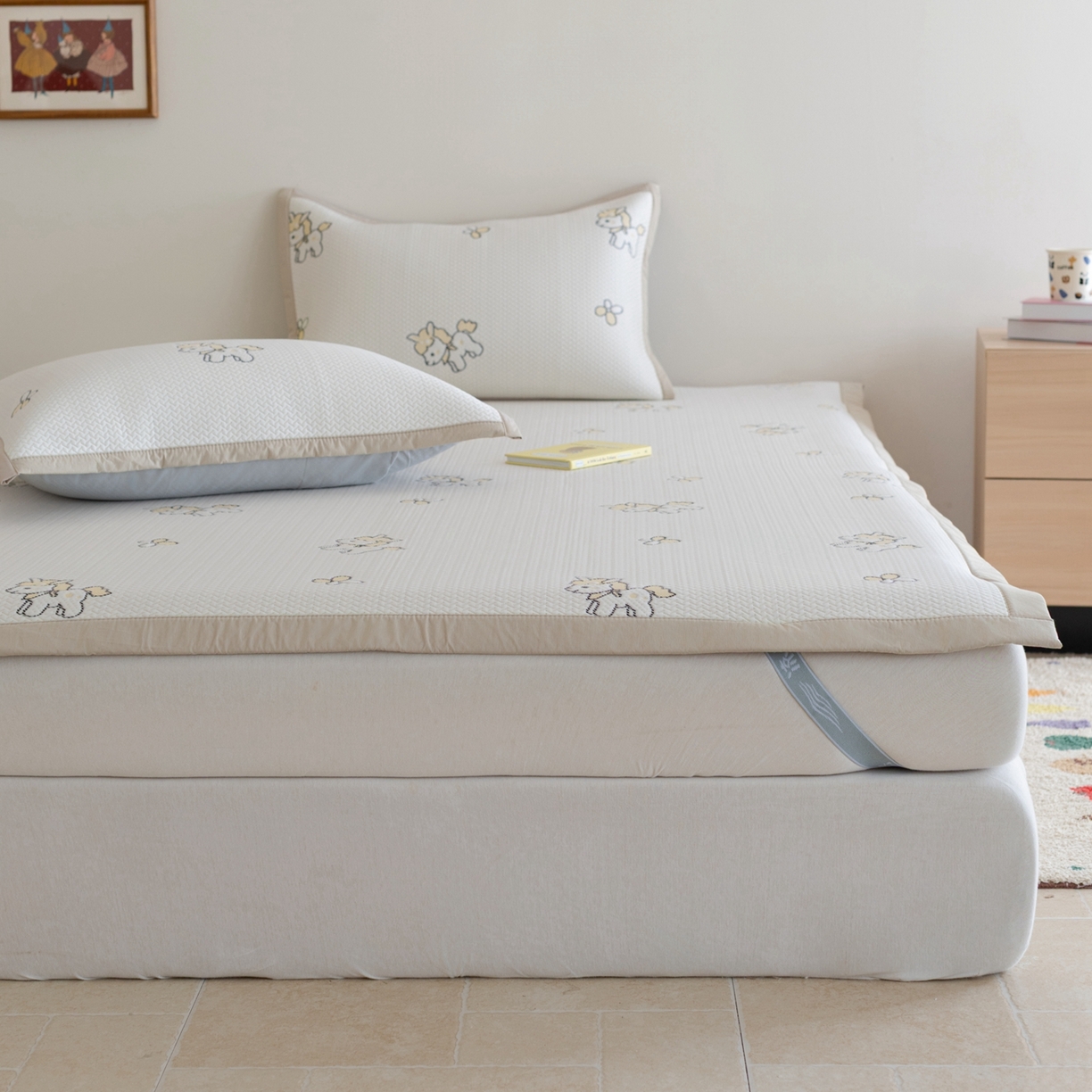 91家纺网 家纺一手货源 找家纺 云上 2026新款冷萃丝三明治凉感席凉席席子-卡通系列 小马床席款-米黄