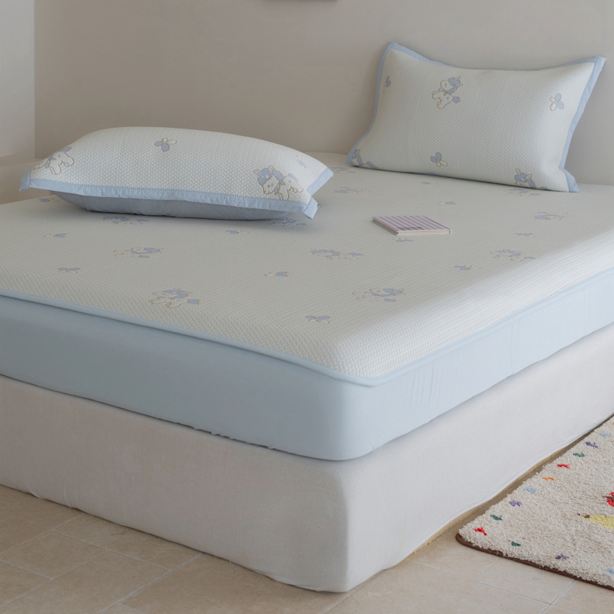 91家纺网 家纺一手货源 找家纺 云上 2026新款冷萃丝三明治凉感席凉席席子-卡通系列 小马床笠款-蓝色