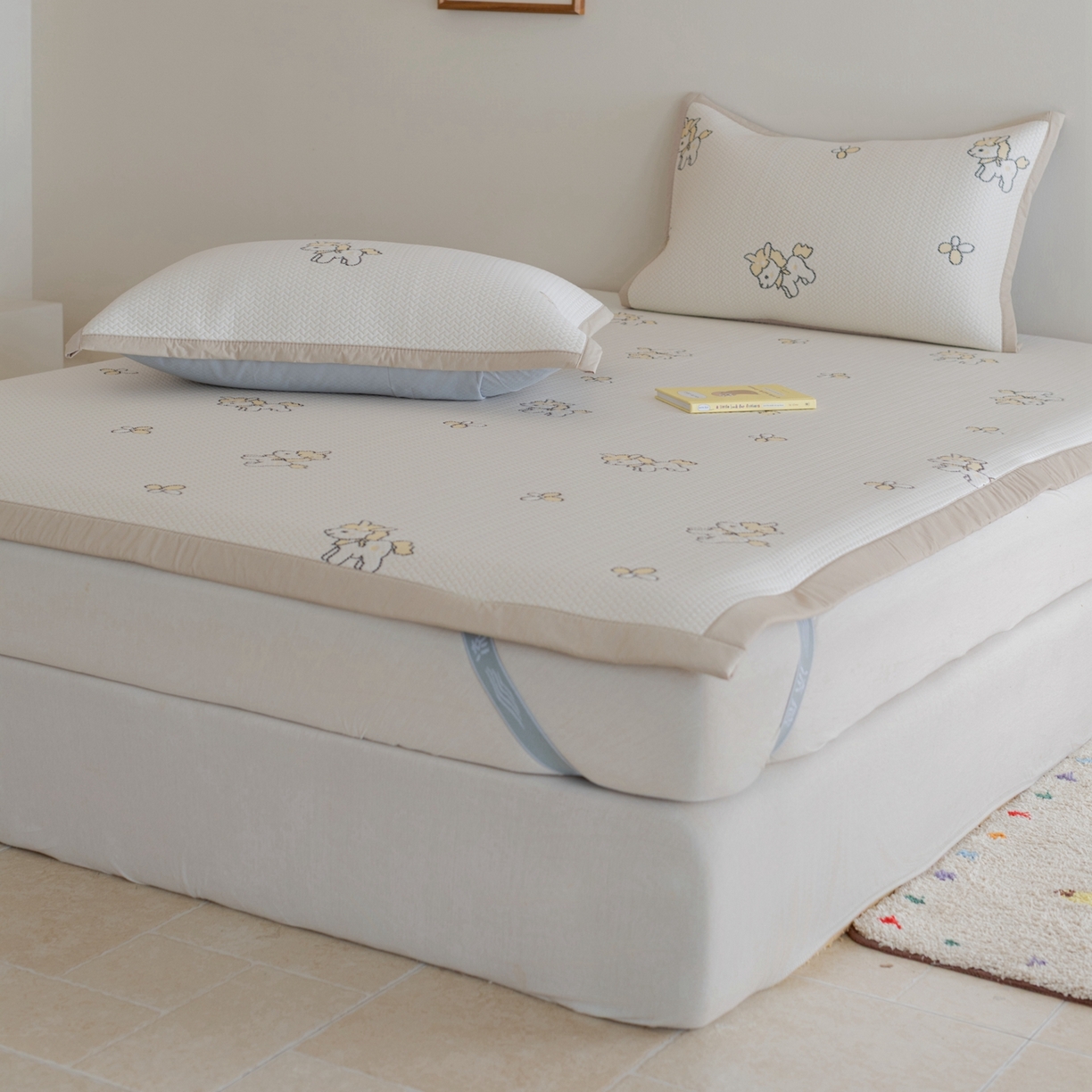 91家纺网 家纺一手货源 找家纺 云上 2026新款冷萃丝三明治凉感席凉席席子-卡通系列 小马床席款-米黄