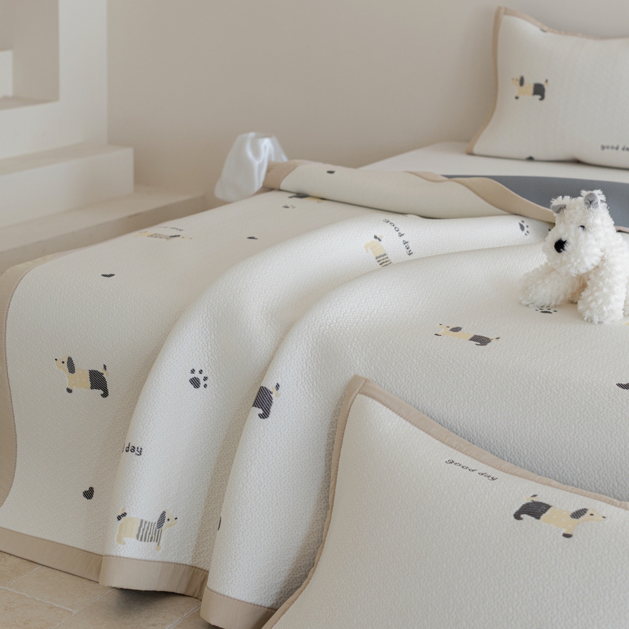 91家纺网 家纺一手货源 找家纺 云上 2026新款冷萃丝三明治凉感席凉席席子-卡通系列 小狗床席-米黄