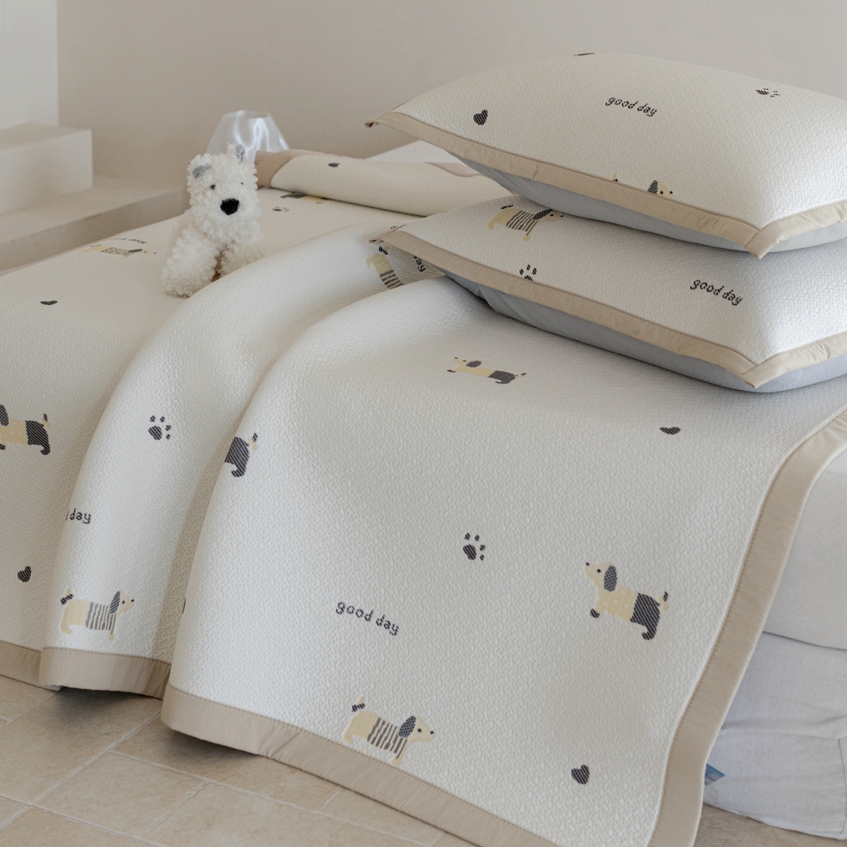 91家纺网 家纺一手货源 找家纺 云上 2026新款冷萃丝三明治凉感席凉席席子-卡通系列 小狗床席-米黄