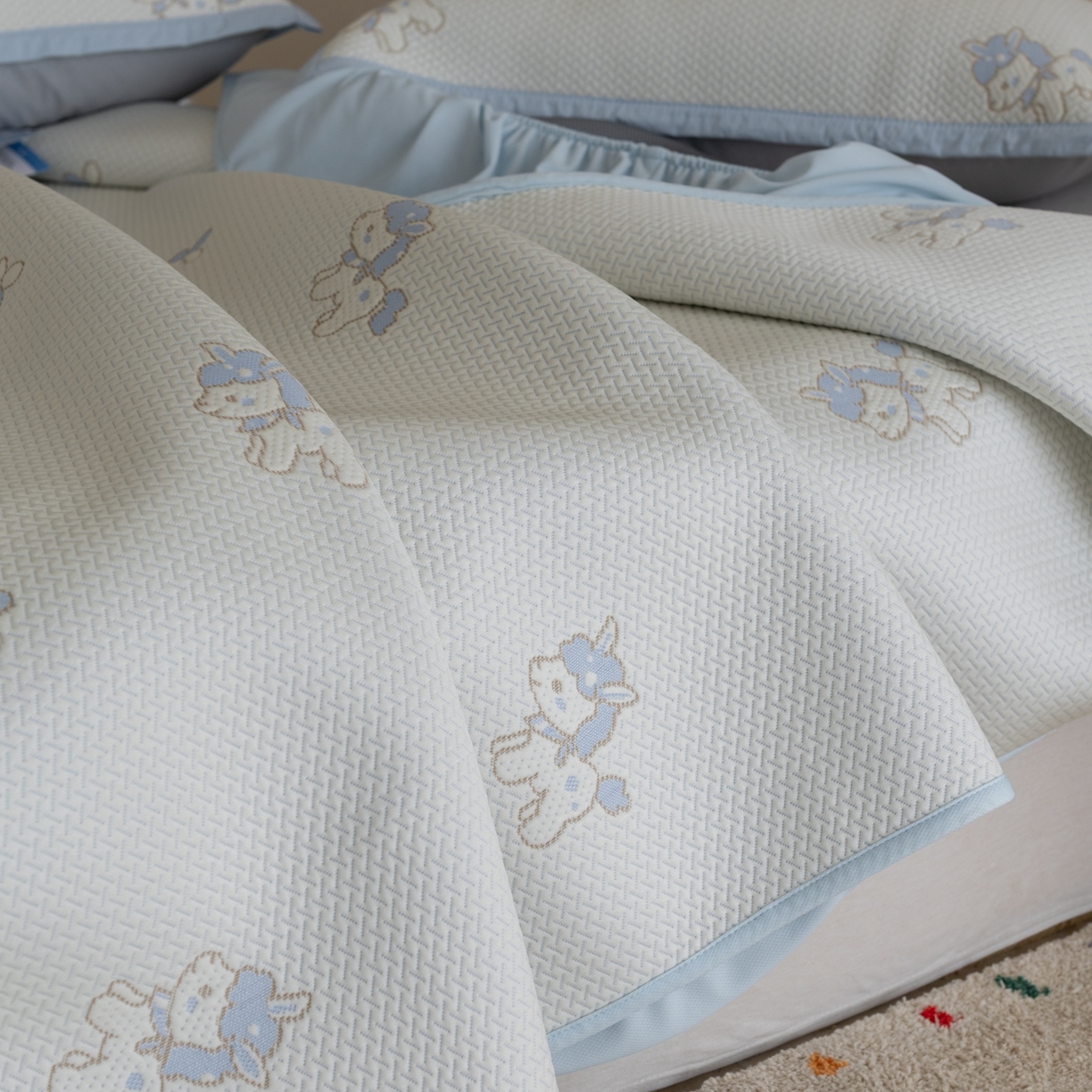 91家纺网 家纺一手货源 找家纺 云上 2026新款冷萃丝三明治凉感席凉席席子-卡通系列 小马床笠款-蓝色