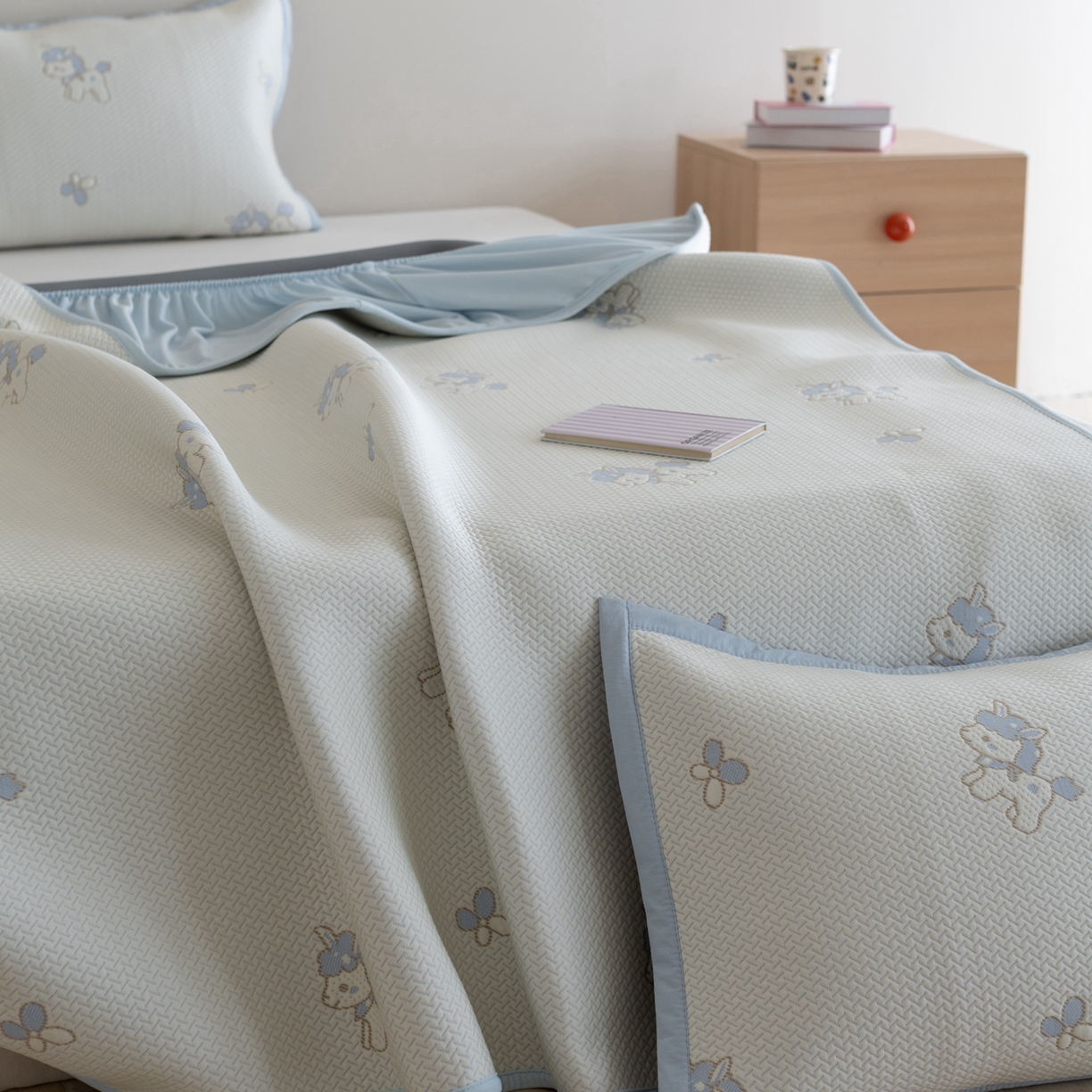 91家纺网 家纺一手货源 找家纺 云上 2026新款冷萃丝三明治凉感席凉席席子-卡通系列 小马床笠款-蓝色