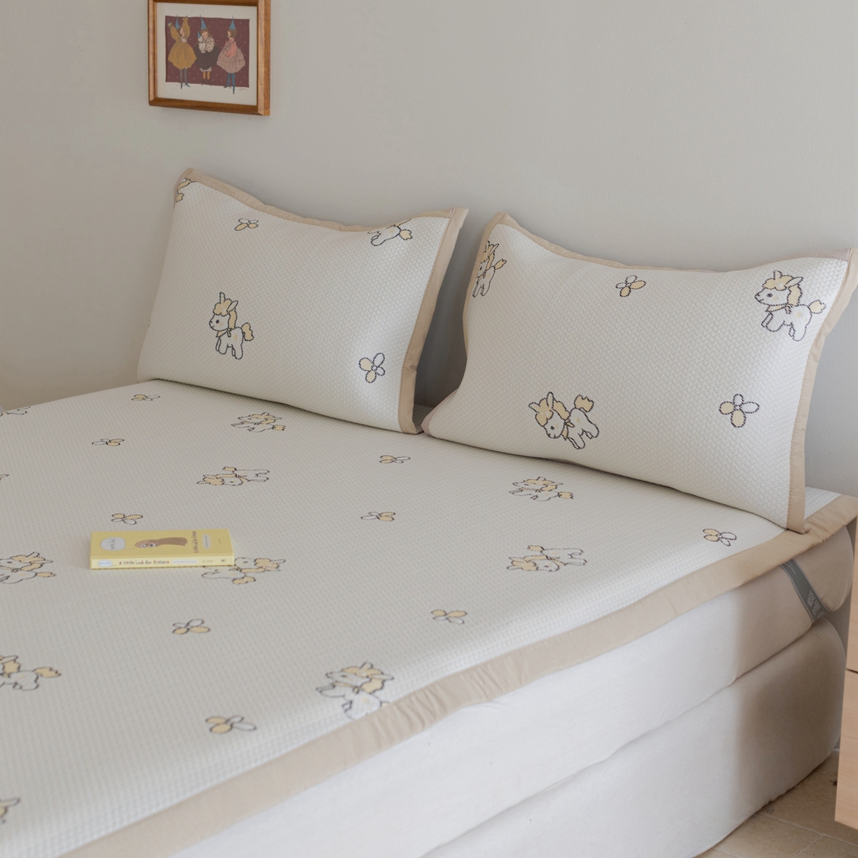 91家纺网 家纺一手货源 找家纺 云上 2026新款冷萃丝三明治凉感席凉席席子-卡通系列 小马床席款-米黄