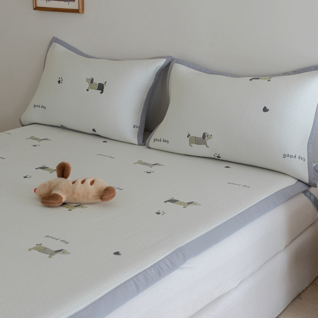 91家纺网 家纺一手货源 找家纺 云上 2026新款冷萃丝三明治凉感席凉席席子-卡通系列 小狗床席-灰绿