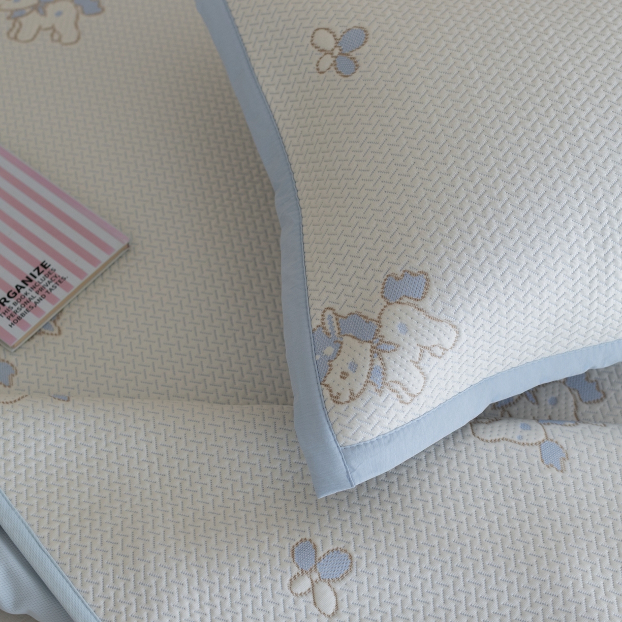 91家纺网 家纺一手货源 找家纺 云上 2026新款冷萃丝三明治凉感席凉席席子-卡通系列 小马床笠款-蓝色