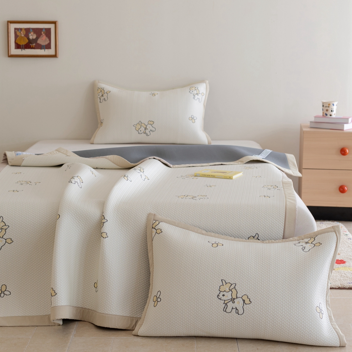 91家纺网 家纺一手货源 找家纺 云上 2026新款冷萃丝三明治凉感席凉席席子-卡通系列 小马床席款-米黄