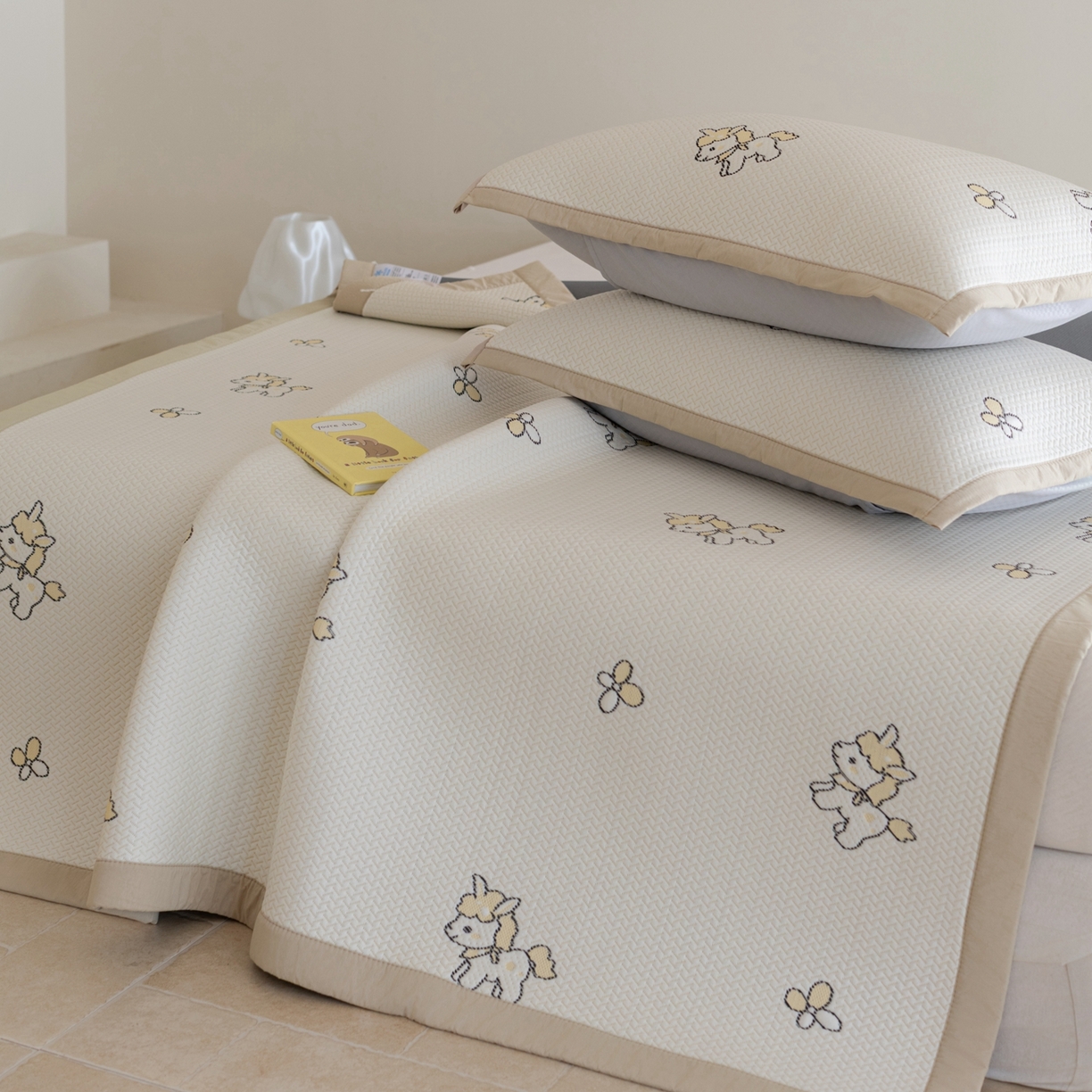 91家纺网 家纺一手货源 找家纺 云上 2026新款冷萃丝三明治凉感席凉席席子-卡通系列 小马床席款-米黄