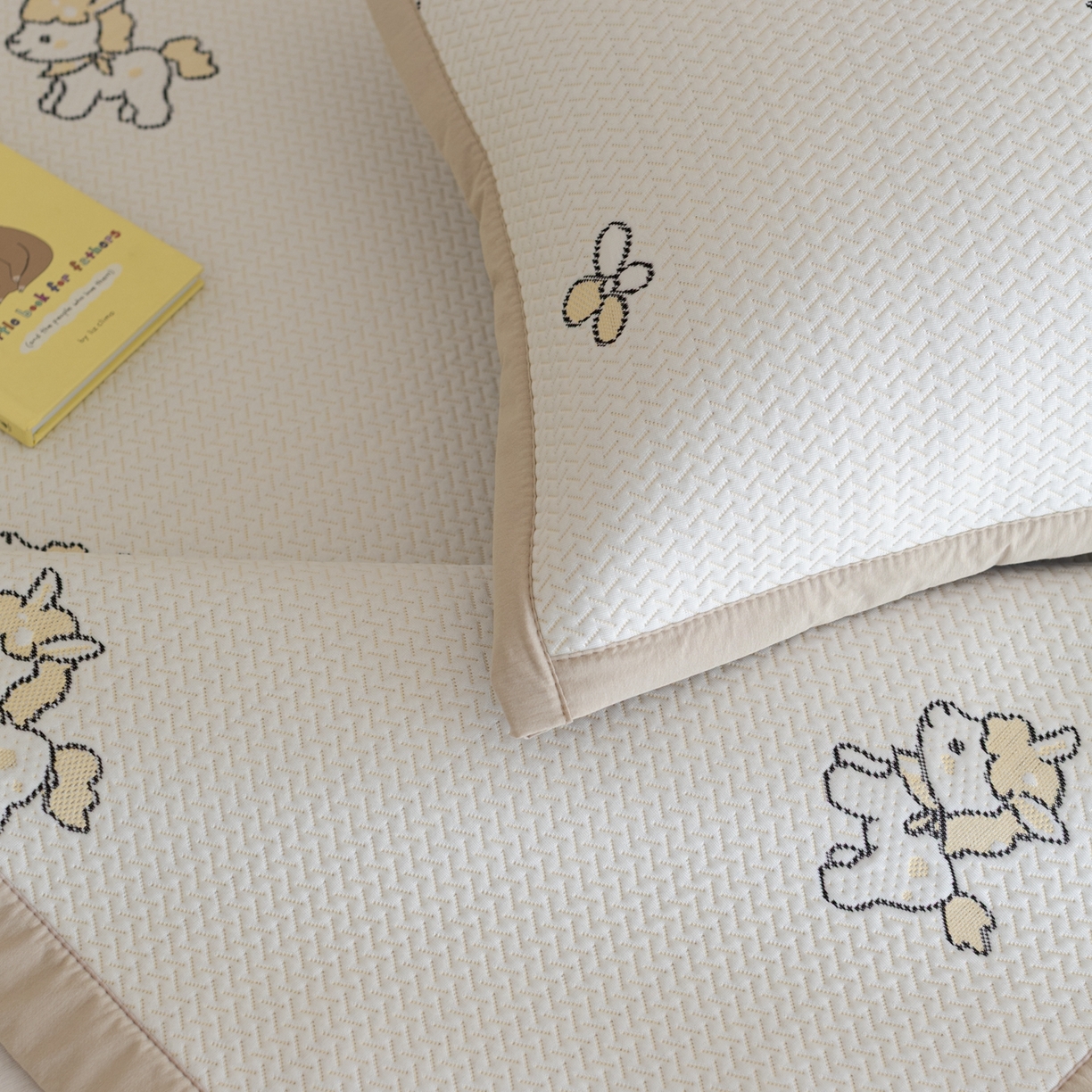 91家纺网 家纺一手货源 找家纺 云上 2026新款冷萃丝三明治凉感席凉席席子-卡通系列 小马床席款-米黄