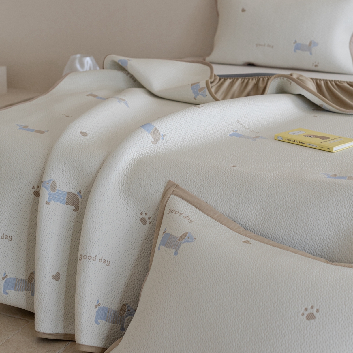 91家纺网 家纺一手货源 找家纺 云上 2026新款冷萃丝三明治凉感席凉席席子-卡通系列 小狗床笠-蓝黄