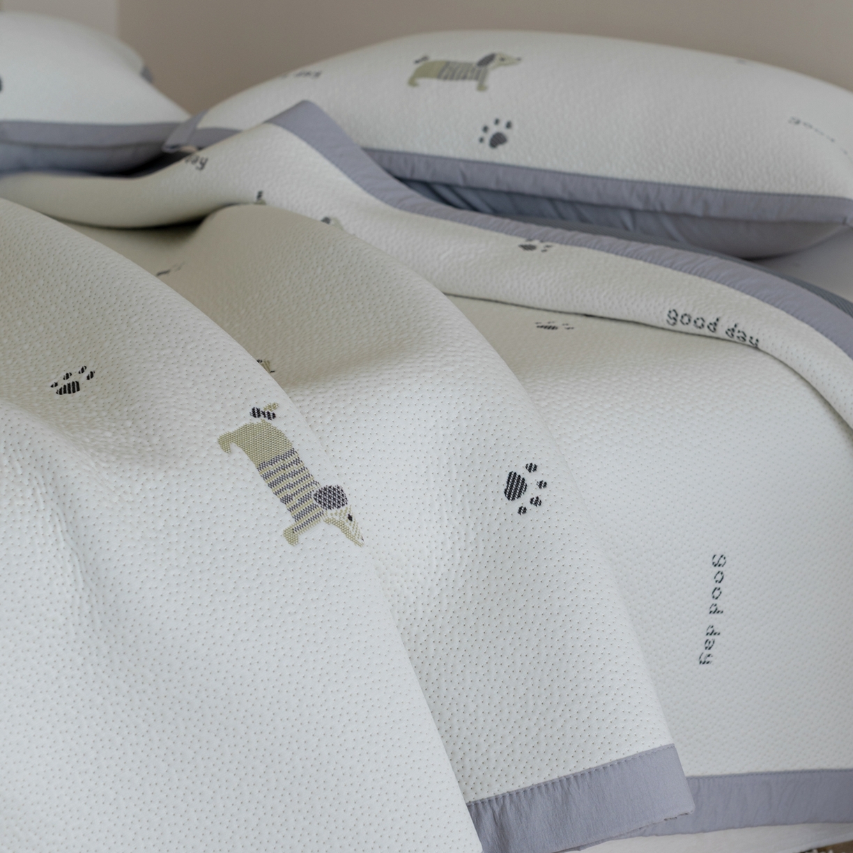 91家纺网 家纺一手货源 找家纺 云上 2026新款冷萃丝三明治凉感席凉席席子-卡通系列 小狗床席-灰绿