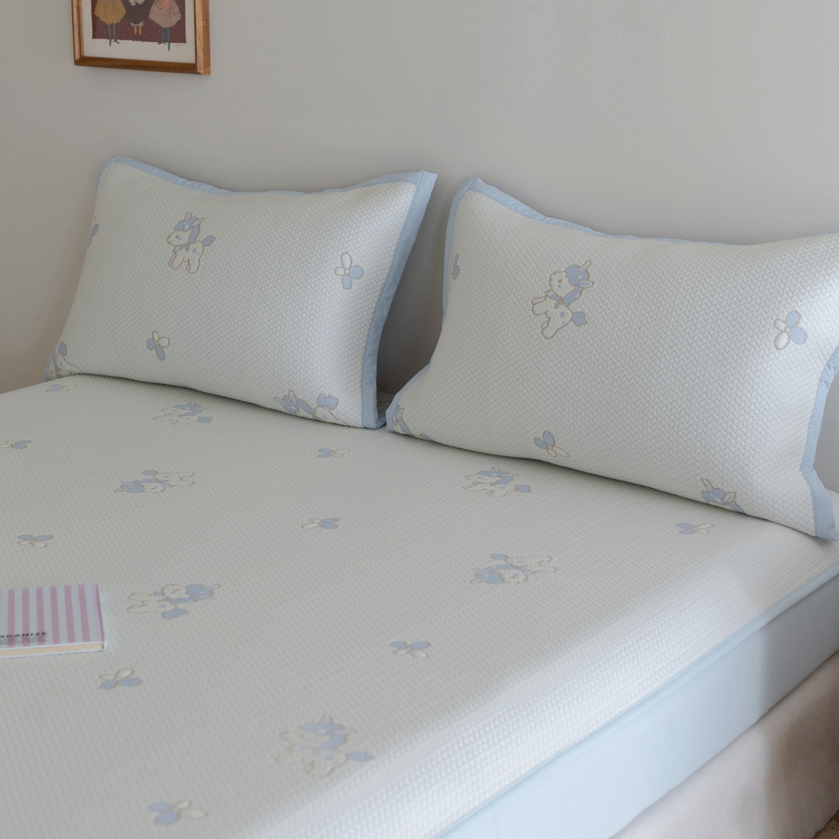 91家纺网 家纺一手货源 找家纺 云上 2026新款冷萃丝三明治凉感席凉席席子-卡通系列 小马床笠款-蓝色