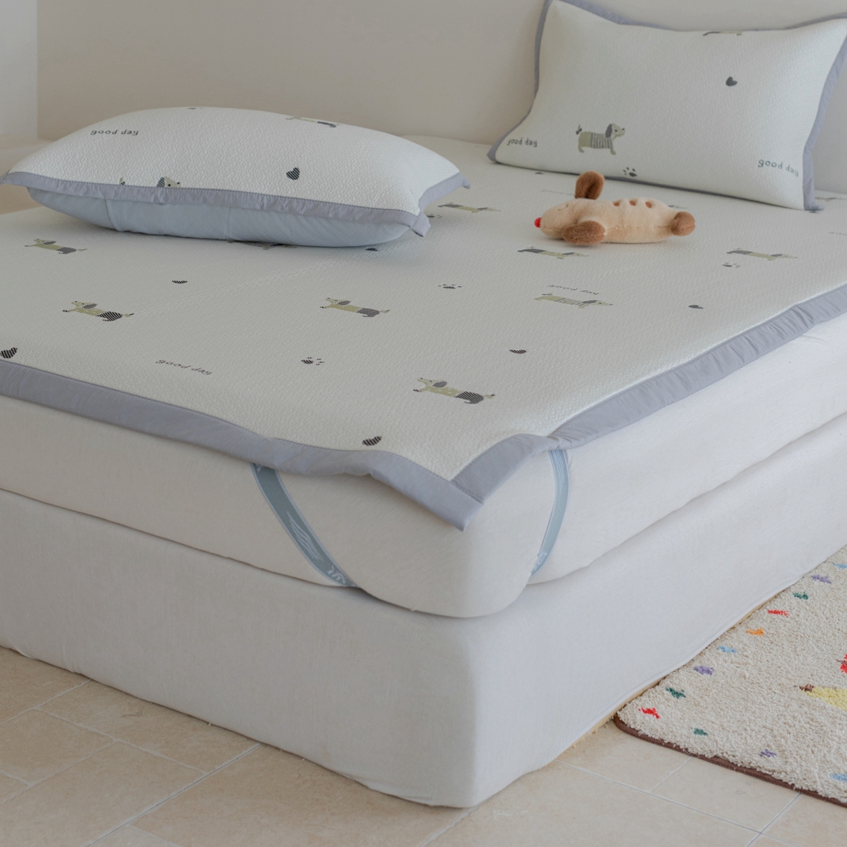 91家纺网 家纺一手货源 找家纺 云上 2026新款冷萃丝三明治凉感席凉席席子-卡通系列 小狗床席-灰绿