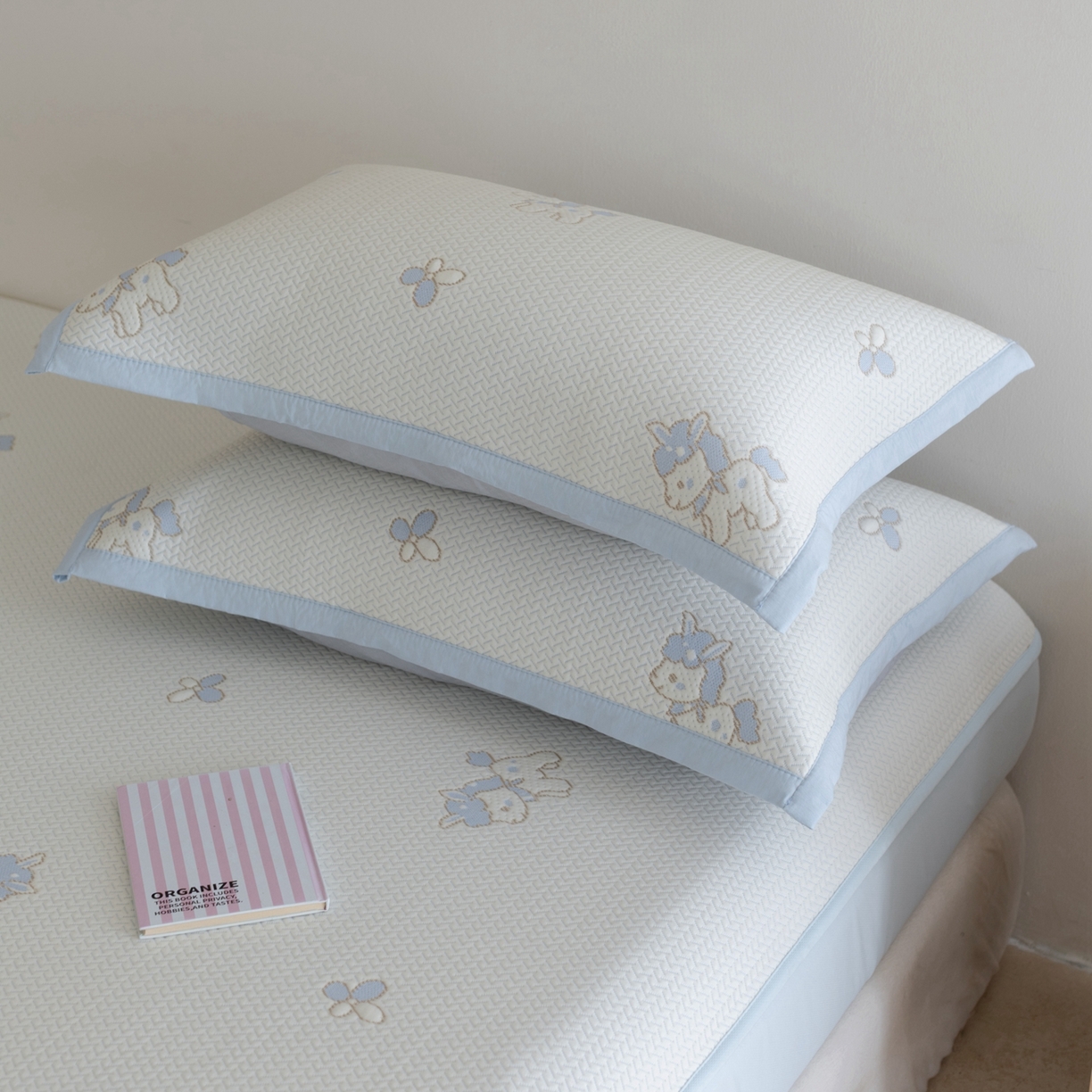 91家纺网 家纺一手货源 找家纺 云上 2026新款冷萃丝三明治凉感席凉席席子-卡通系列 小马床笠款-蓝色