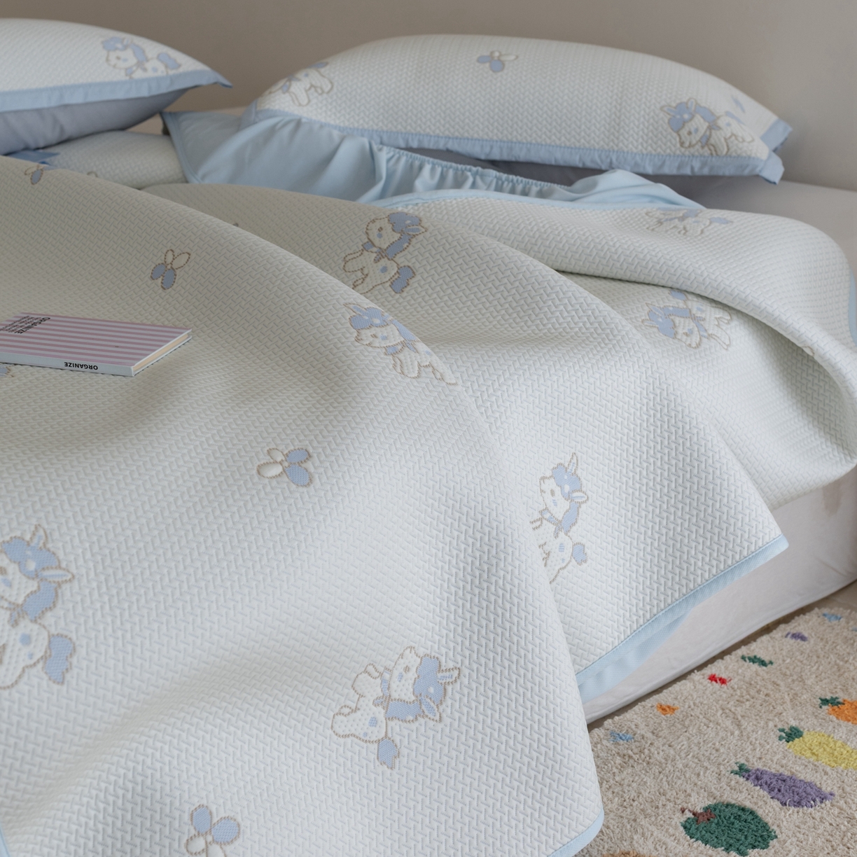 91家纺网 家纺一手货源 找家纺 云上 2026新款冷萃丝三明治凉感席凉席席子-卡通系列 小马床笠款-蓝色