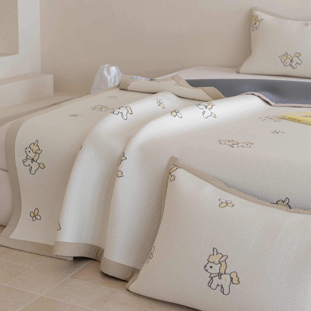 91家纺网 家纺一手货源 找家纺 云上 2026新款冷萃丝三明治凉感席凉席席子-卡通系列 小马床席款-米黄