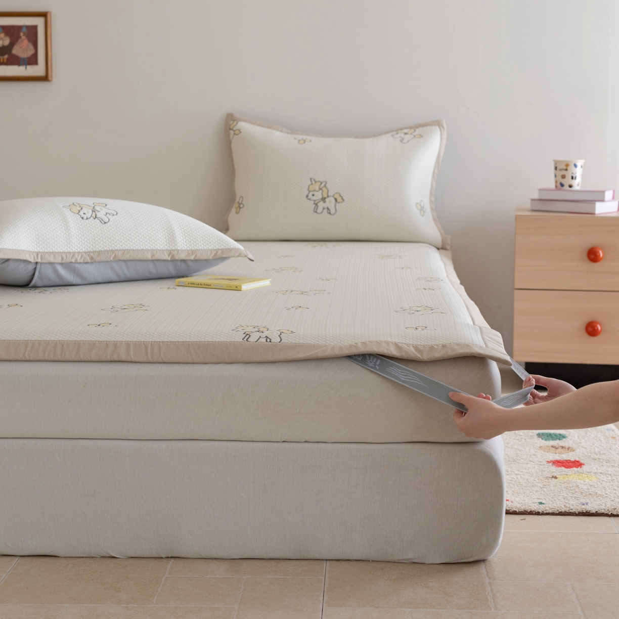 91家纺网 家纺一手货源 找家纺 云上 2026新款冷萃丝三明治凉感席凉席席子-卡通系列 小马床席款-米黄