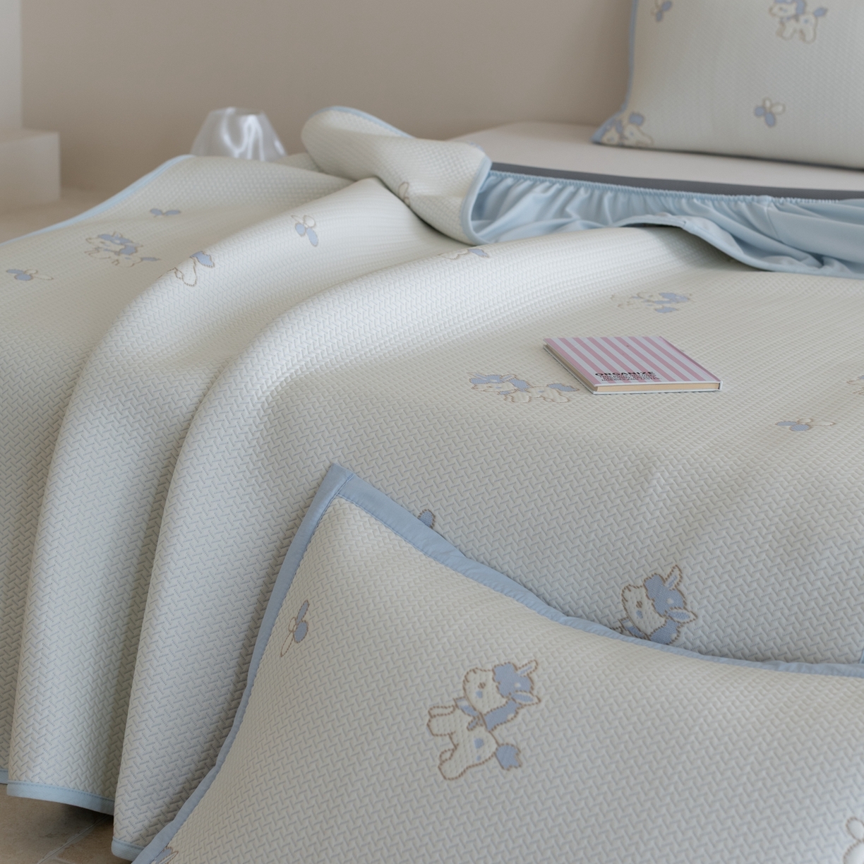 91家纺网 家纺一手货源 找家纺 云上 2026新款冷萃丝三明治凉感席凉席席子-卡通系列 小马床笠款-蓝色