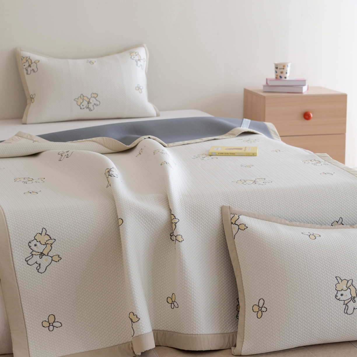 91家纺网 家纺一手货源 找家纺 云上 2026新款冷萃丝三明治凉感席凉席席子-卡通系列 小马床席款-米黄