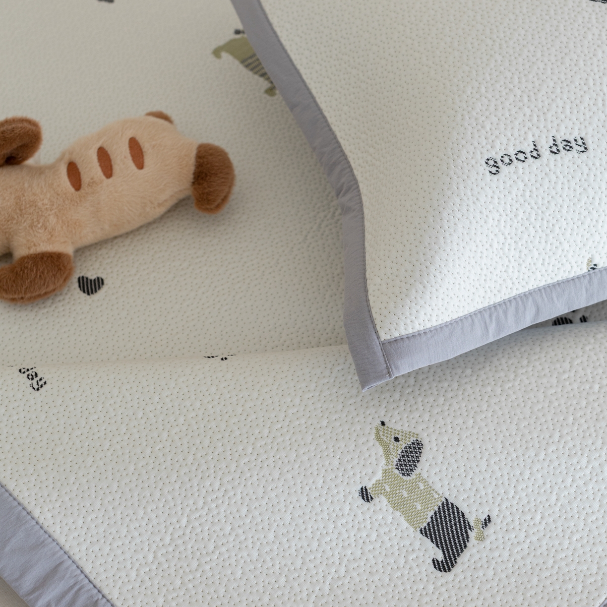 91家纺网 家纺一手货源 找家纺 云上 2026新款冷萃丝三明治凉感席凉席席子-卡通系列 小狗床席-灰绿