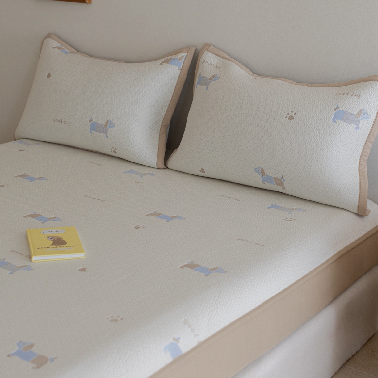 91家纺网 家纺一手货源 找家纺 云上 2026新款冷萃丝三明治凉感席凉席席子-卡通系列 小狗床笠-蓝黄