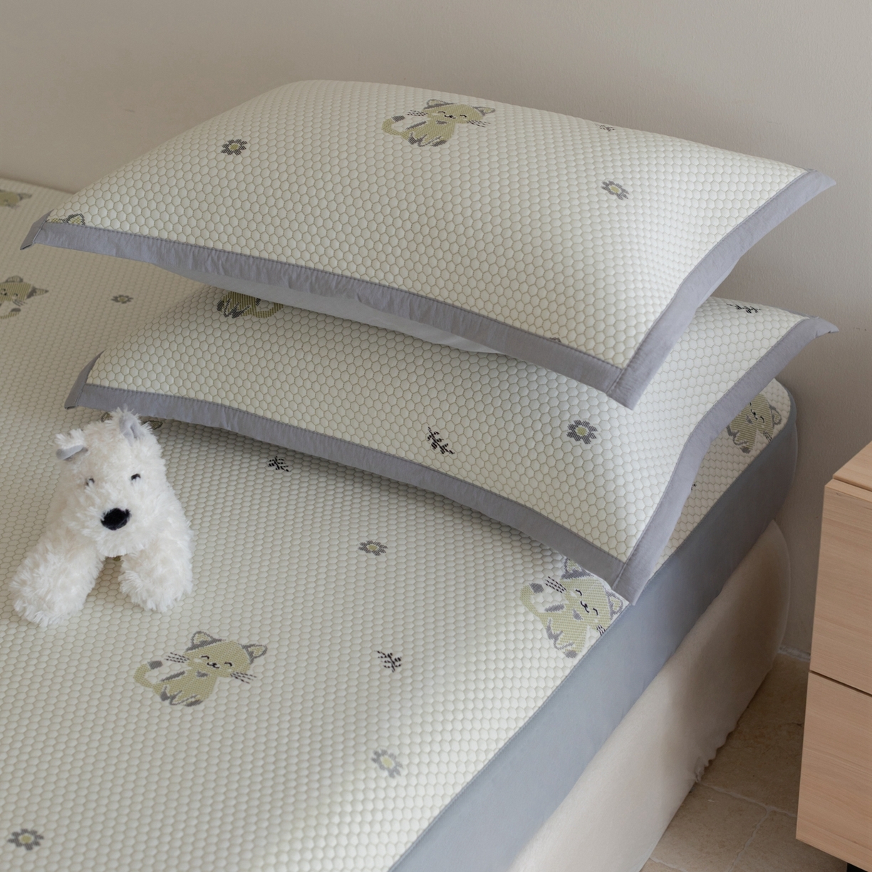 91家纺网 家纺一手货源 找家纺 云上 2026新款冷萃丝三明治凉感席凉席席子-卡通系列 小猫床笠款-灰绿