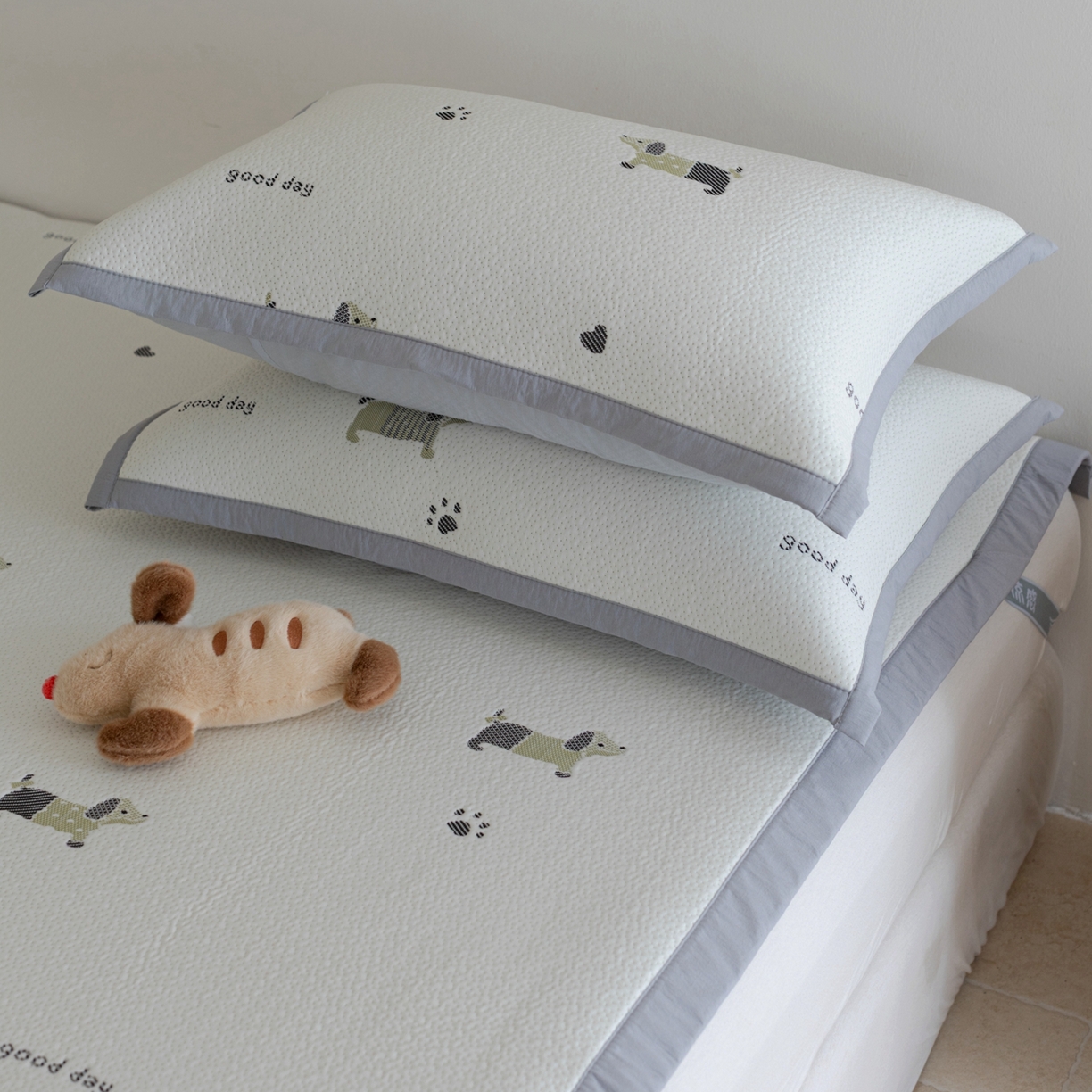 91家纺网 家纺一手货源 找家纺 云上 2026新款冷萃丝三明治凉感席凉席席子-卡通系列 小狗床席-灰绿