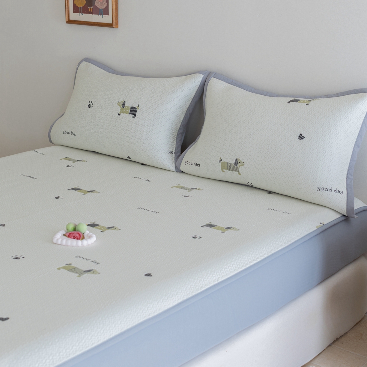 91家纺网 家纺一手货源 找家纺 云上 2026新款冷萃丝三明治凉感席凉席席子-卡通系列 小狗床笠-灰绿