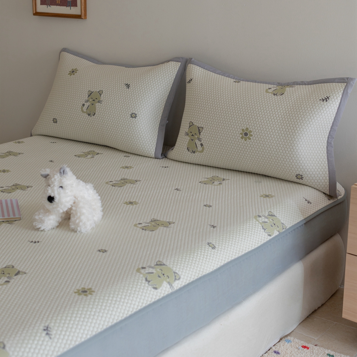 91家纺网 家纺一手货源 找家纺 云上 2026新款冷萃丝三明治凉感席凉席席子-卡通系列 小猫床笠款-灰绿