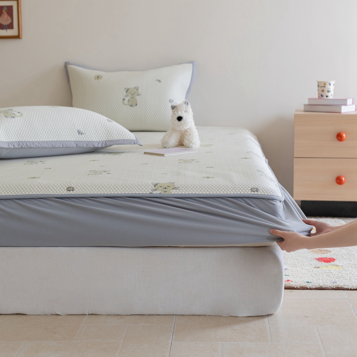 91家纺网 家纺一手货源 找家纺 云上 2026新款冷萃丝三明治凉感席凉席席子-卡通系列 小猫床笠款-灰绿