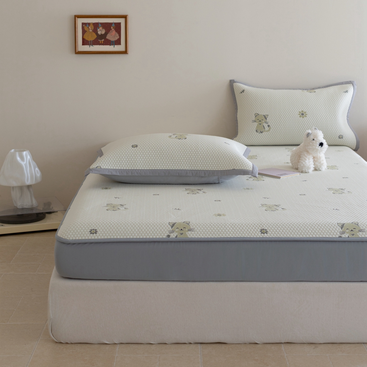 91家纺网 家纺一手货源 找家纺 云上 2026新款冷萃丝三明治凉感席凉席席子-卡通系列 小猫床笠款-灰绿