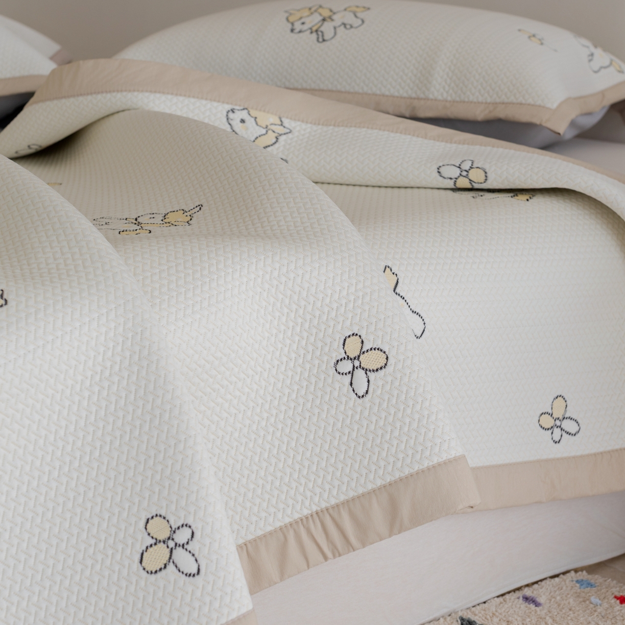 91家纺网 家纺一手货源 找家纺 云上 2026新款冷萃丝三明治凉感席凉席席子-卡通系列 小马床席款-米黄