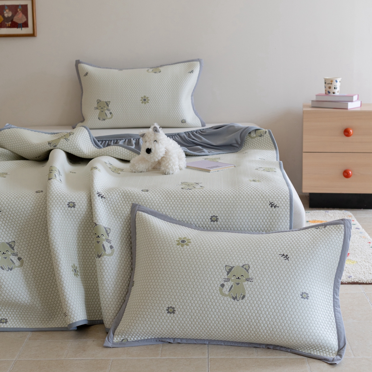 91家纺网 家纺一手货源 找家纺 云上 2026新款冷萃丝三明治凉感席凉席席子-卡通系列 小猫床笠款-灰绿