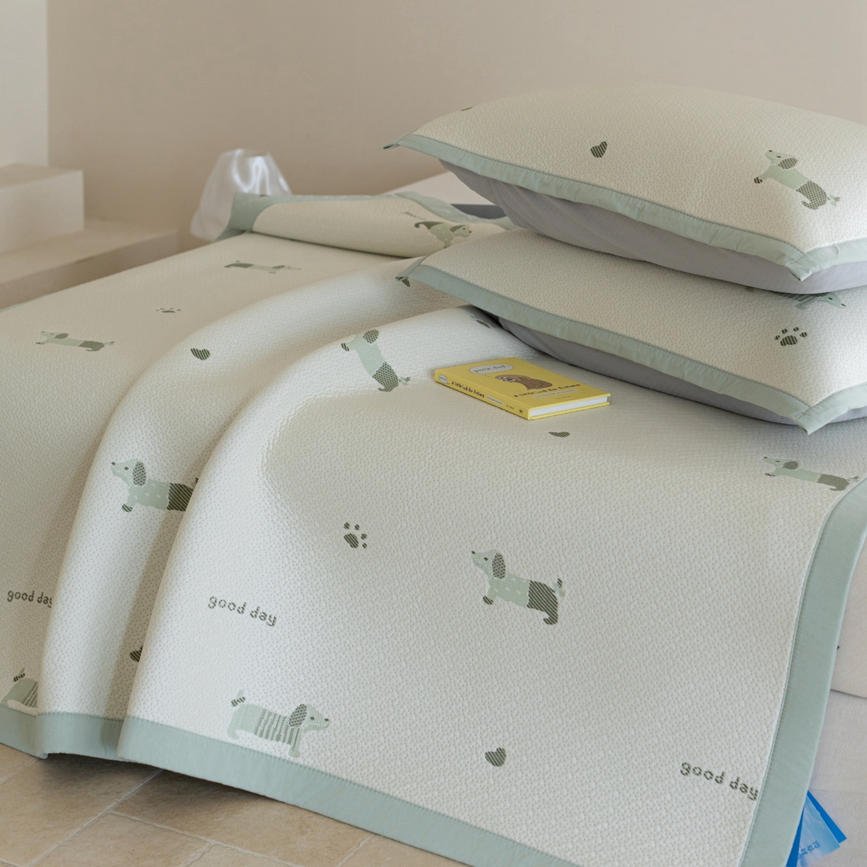 91家纺网 家纺一手货源 找家纺 云上 2026新款冷萃丝三明治凉感席凉席席子-卡通系列 小狗床席-绿