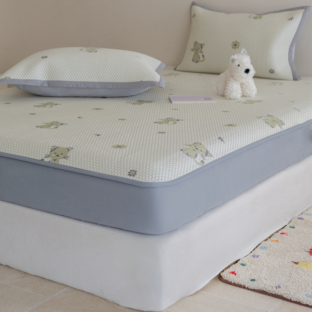 91家纺网 家纺一手货源 找家纺 云上 2026新款冷萃丝三明治凉感席凉席席子-卡通系列 小猫床笠款-灰绿