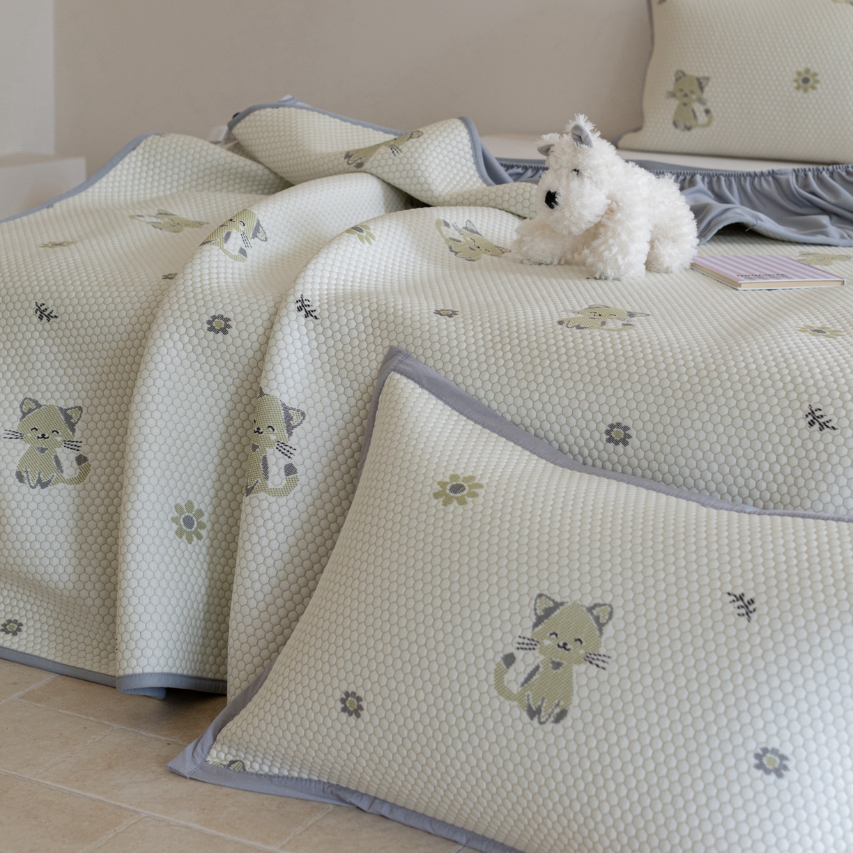 91家纺网 家纺一手货源 找家纺 云上 2026新款冷萃丝三明治凉感席凉席席子-卡通系列 小猫床笠款-灰绿