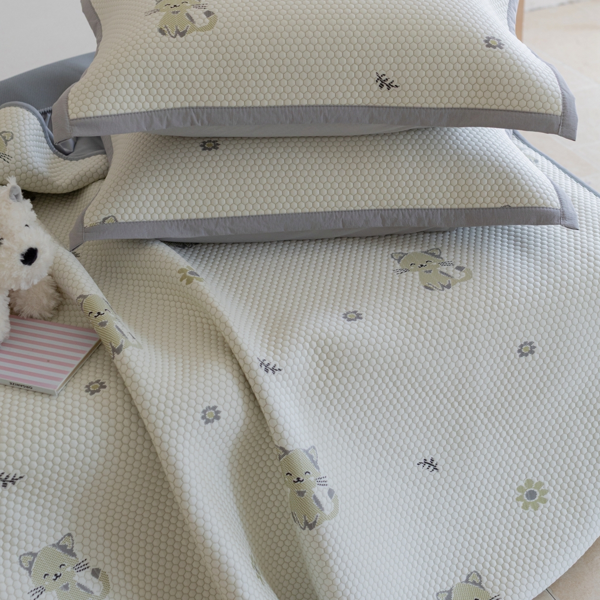 91家纺网 家纺一手货源 找家纺 云上 2026新款冷萃丝三明治凉感席凉席席子-卡通系列 小猫床笠款-灰绿