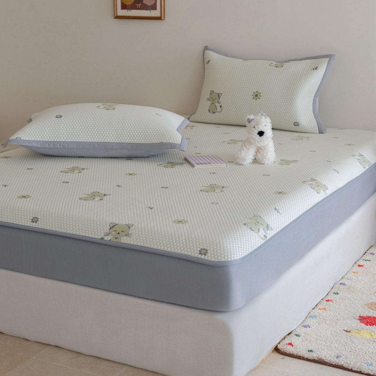 91家纺网 家纺一手货源 找家纺 云上 2026新款冷萃丝三明治凉感席凉席席子-卡通系列 小猫床笠款-灰绿