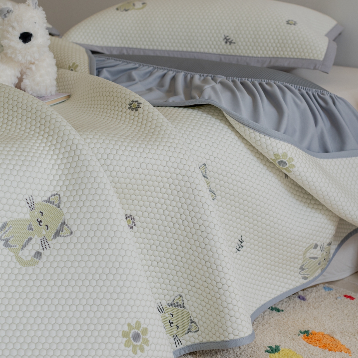 91家纺网 家纺一手货源 找家纺 云上 2026新款冷萃丝三明治凉感席凉席席子-卡通系列 小猫床笠款-灰绿